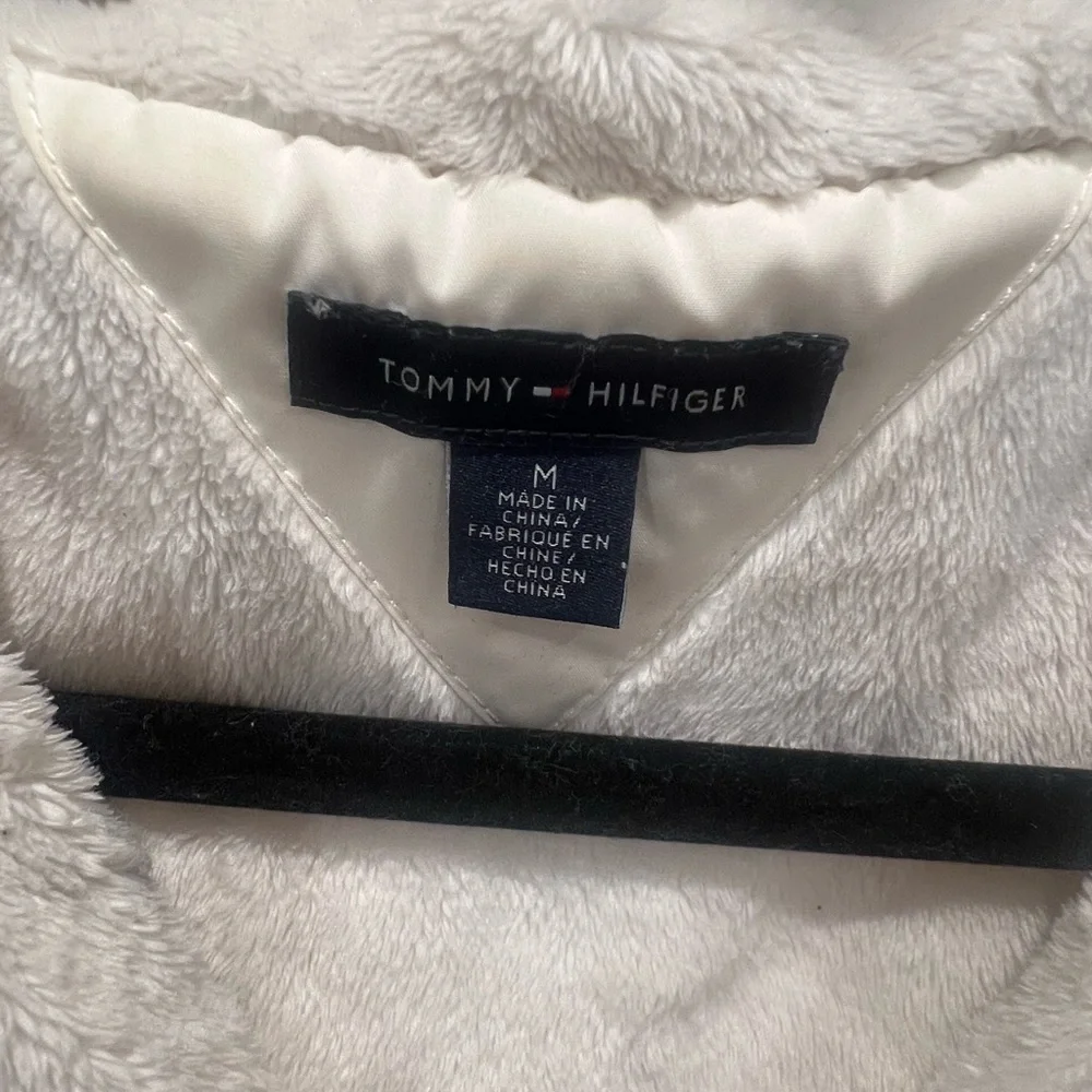 Tommy Hilfiger Women's Cream Hooded Puffer Jacket - Picture 2 of 3